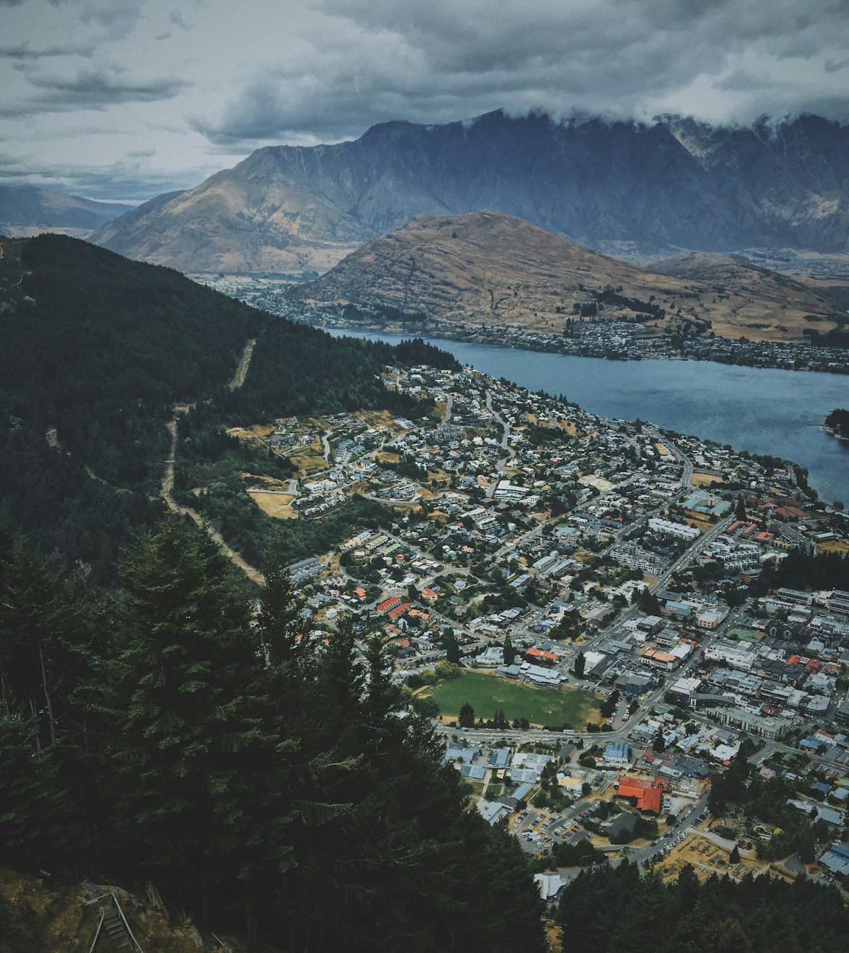 Bustling market in Queenstown, New Zealand — shopping guide