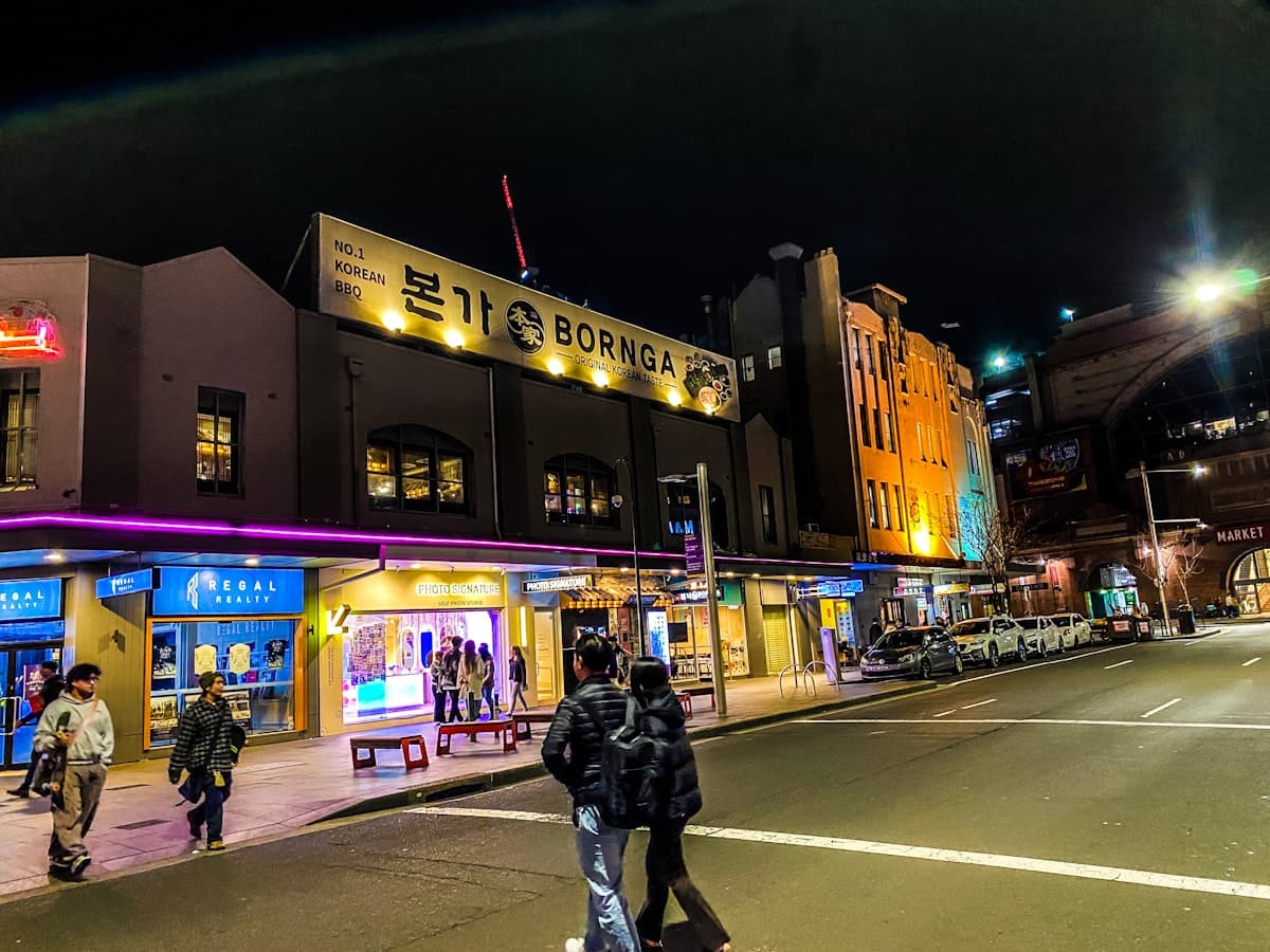 Solo traveler exploring Sydney, Australia safely