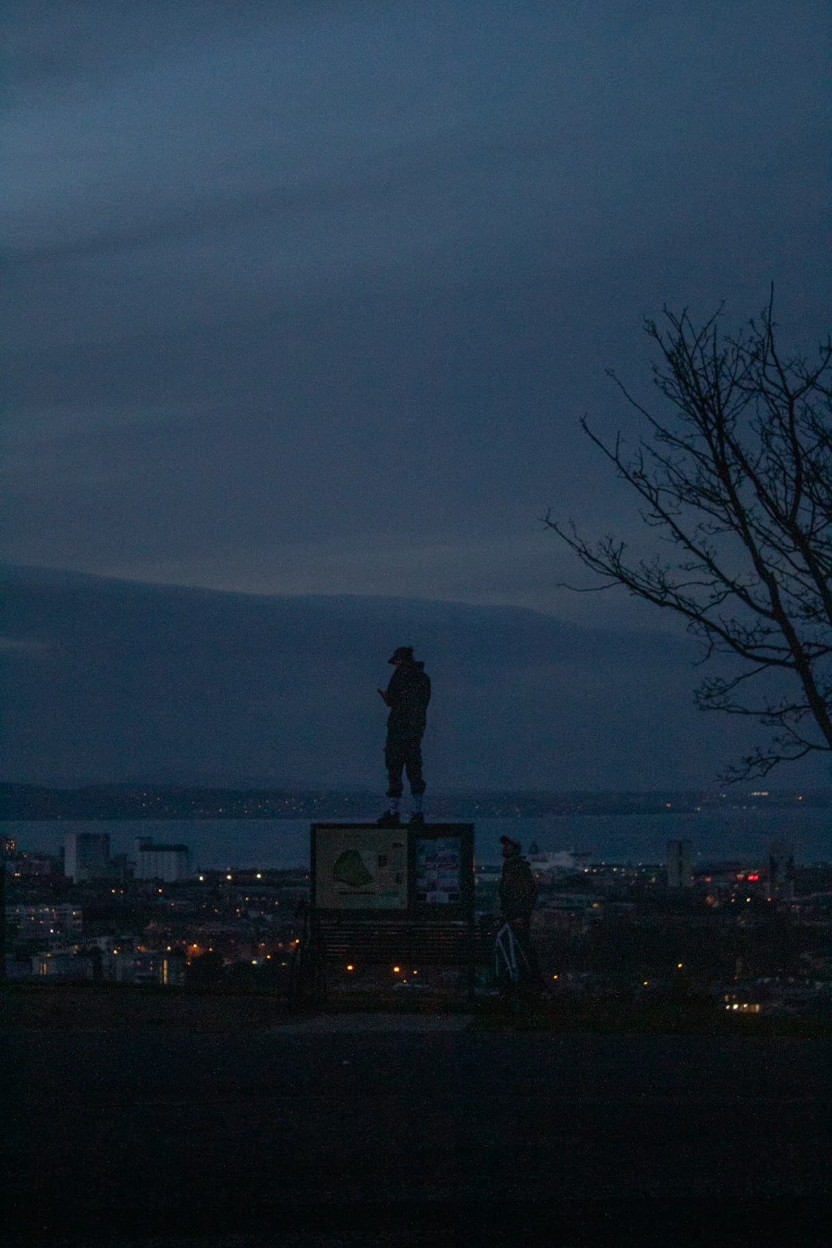 Solo traveler exploring Edinburgh, United Kingdom (Scotland) safely