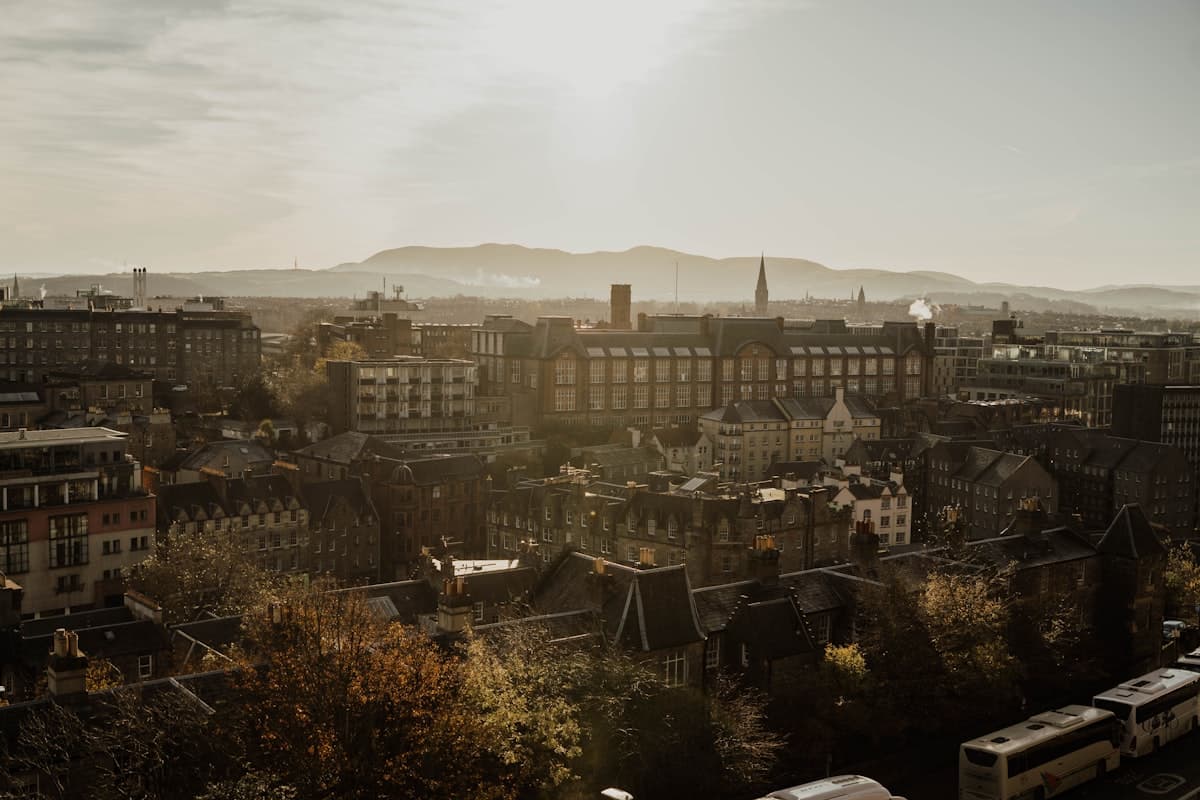 Scenic view of Edinburgh, United Kingdom (Scotland) — best time to visit guide